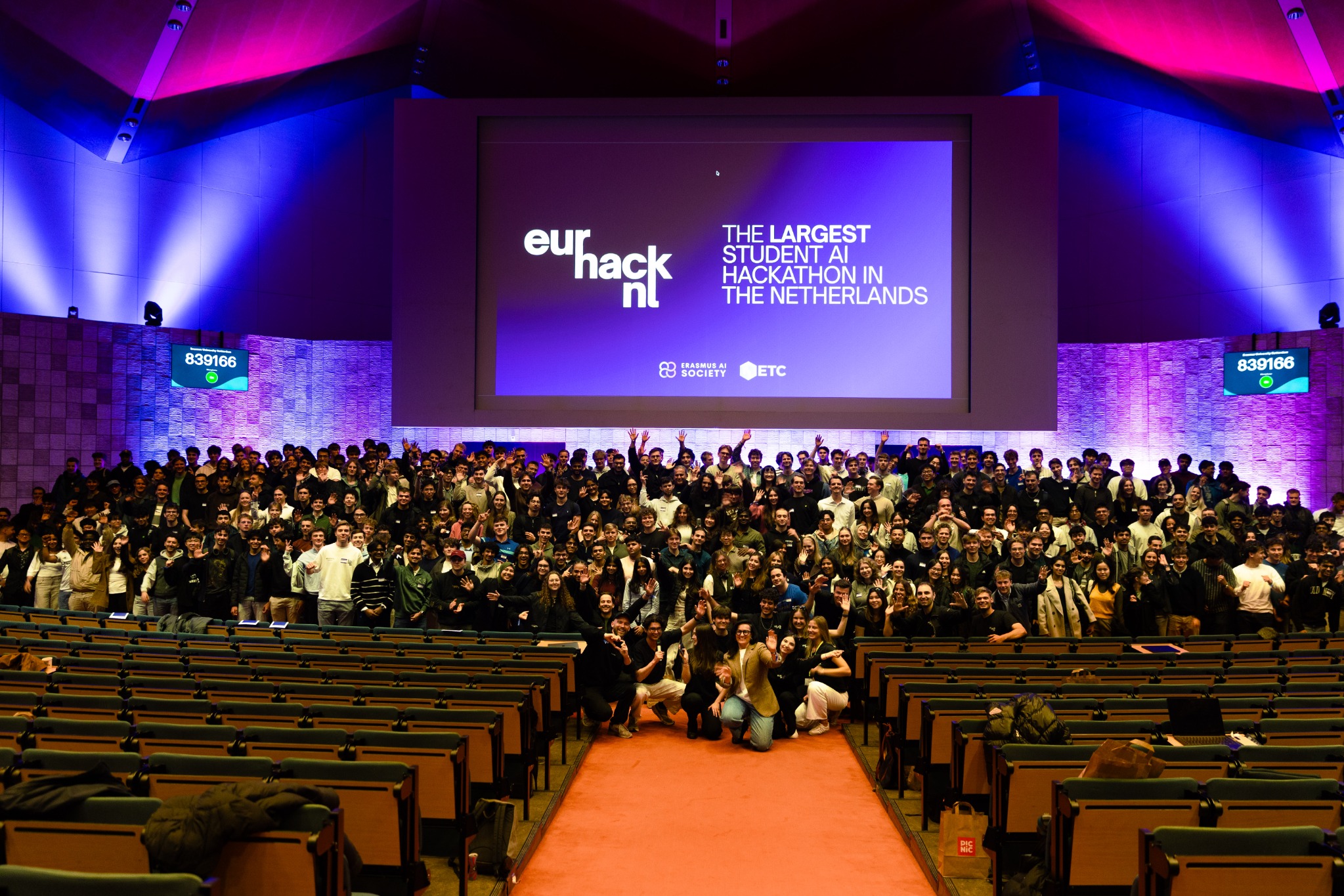 A large group of student buildathon participants gathered in an auditorium in Rotterdam.